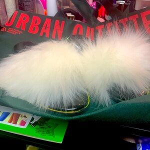 White faux fur sandals or slippers